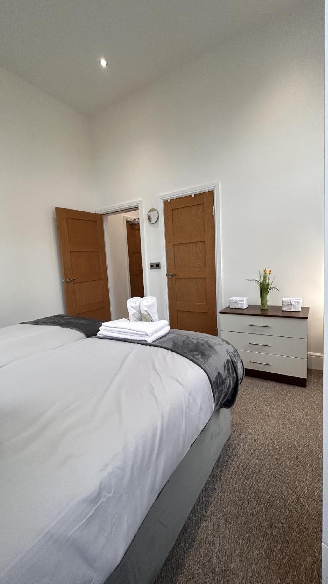 Cozy 1-Bedroom Apartment In The Heart Of Barnsley Town Centre Buitenkant foto
